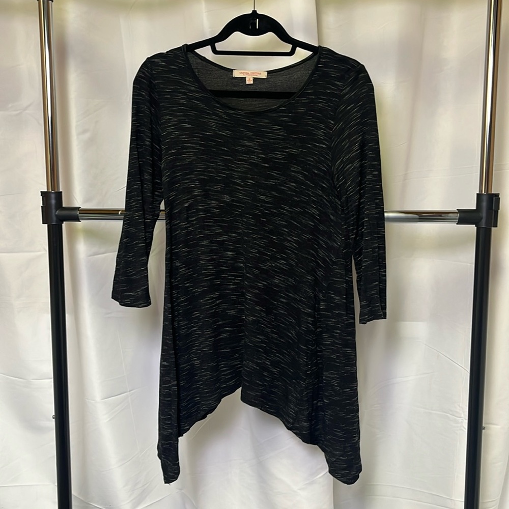 Casual Couture Women’s black and gray 3/4 sleeve asymmetrical hem shirt M